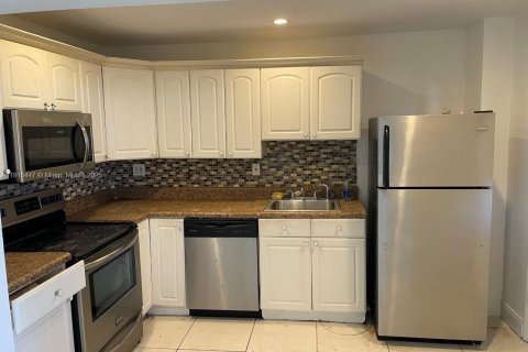 Купить кондоминиум в Норт-Майами, Флорида 1 спальня, 71.16м2, № 1970741 - фото 2