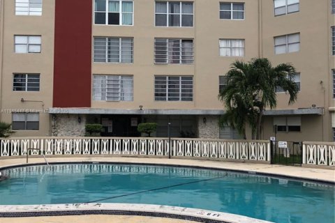 Купить кондоминиум в Норт-Майами, Флорида 1 спальня, 71.16м2, № 1970741 - фото 1