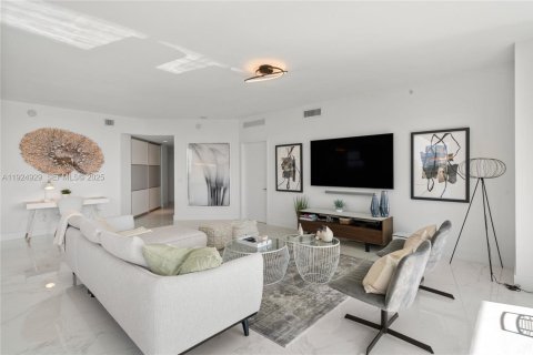Condominio en venta en North Miami Beach, Florida, 2 dormitorios, 181.9 m2 № 2077234 - foto 22