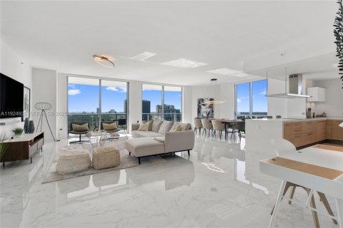 Condominio en North Miami Beach, Florida, 2 dormitorios  № 2077234