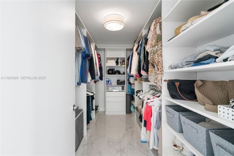 Condominio en venta en North Miami Beach, Florida, 2 dormitorios, 181.9 m2 № 2077234 - foto 27