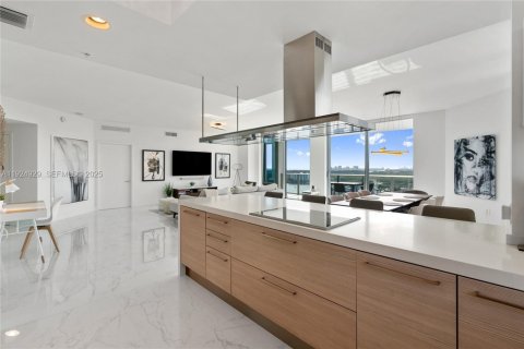Condominio en venta en North Miami Beach, Florida, 2 dormitorios, 181.9 m2 № 2077234 - foto 20