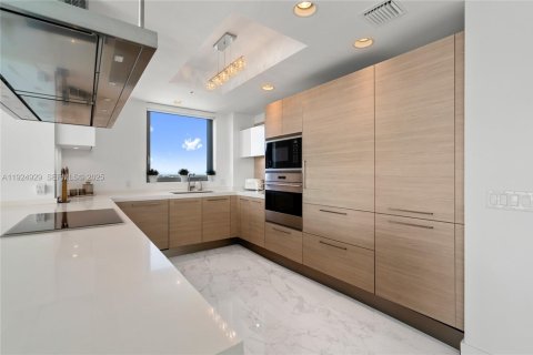 Condominio en venta en North Miami Beach, Florida, 2 dormitorios, 181.9 m2 № 2077234 - foto 17