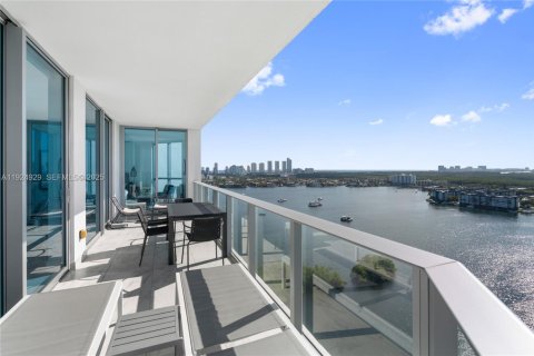 Condominio en venta en North Miami Beach, Florida, 2 dormitorios, 181.9 m2 № 2077234 - foto 3