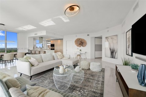 Condominio en venta en North Miami Beach, Florida, 2 dormitorios, 181.9 m2 № 2077234 - foto 26