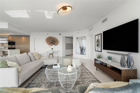 Condominio en venta en North Miami Beach, Florida, 2 dormitorios, 181.9 m2 № 2077234 - foto 25