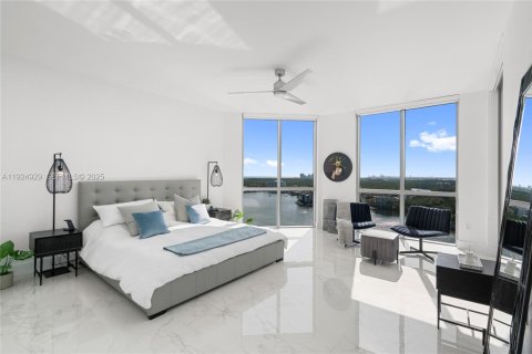 Condominio en venta en North Miami Beach, Florida, 2 dormitorios, 181.9 m2 № 2077234 - foto 28