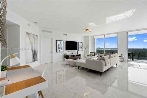 Condominio en venta en North Miami Beach, Florida, 2 dormitorios, 181.9 m2 № 2077234 - foto 12