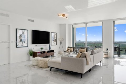 Condominio en venta en North Miami Beach, Florida, 2 dormitorios, 181.9 m2 № 2077234 - foto 13