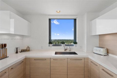 Condominio en venta en North Miami Beach, Florida, 2 dormitorios, 181.9 m2 № 2077234 - foto 19