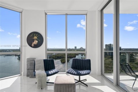 Condominio en venta en North Miami Beach, Florida, 2 dormitorios, 181.9 m2 № 2077234 - foto 30
