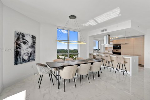 Condominio en venta en North Miami Beach, Florida, 2 dormitorios, 181.9 m2 № 2077234 - foto 15