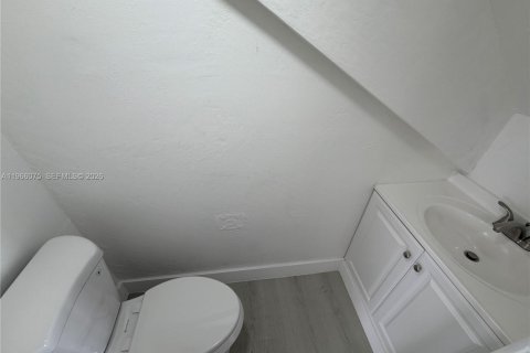 Condo in Hialeah, Florida, 4 bedrooms  № 2027881 - photo 13