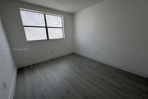 Condo in Hialeah, Florida, 4 bedrooms  № 2027881 - photo 8
