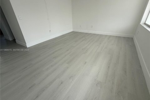 Condo in Hialeah, Florida, 4 bedrooms  № 2027881 - photo 3