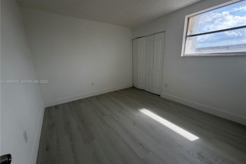 Condo in Hialeah, Florida, 4 bedrooms  № 2027881 - photo 9