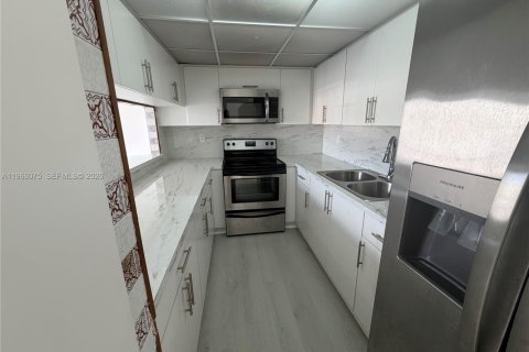 Condo in Hialeah, Florida, 4 bedrooms  № 2027881 - photo 6