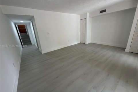 Condo in Hialeah, Florida, 4 bedrooms  № 2027881 - photo 4