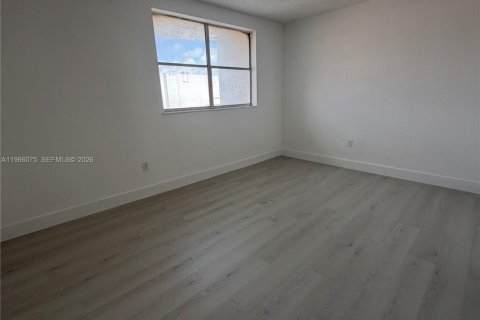 Condo in Hialeah, Florida, 4 bedrooms  № 2027881 - photo 7