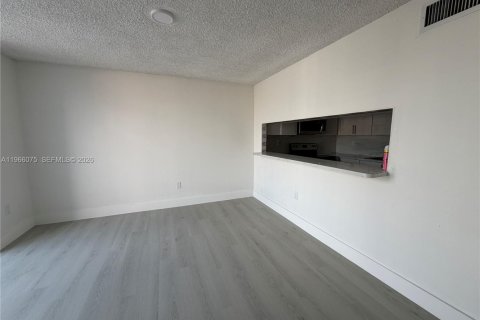 Condo in Hialeah, Florida, 4 bedrooms  № 2027881 - photo 5