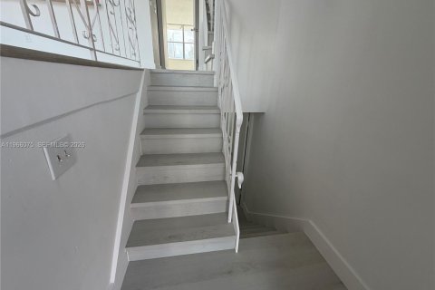 Condo in Hialeah, Florida, 4 bedrooms  № 2027881 - photo 2