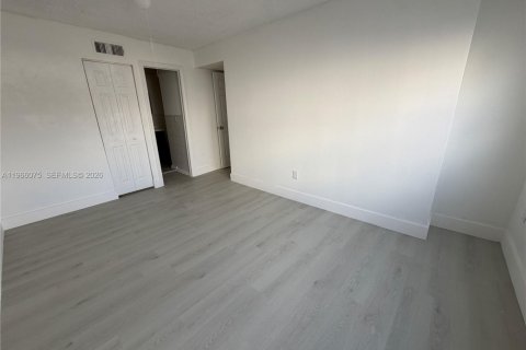 Condo in Hialeah, Florida, 4 bedrooms  № 2027881 - photo 10