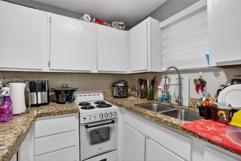 Villa ou maison à vendre à Cutler Bay, Floride: 4 chambres, 174.84 m2 № 2065186 - photo 27