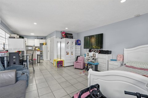 Villa ou maison à vendre à Cutler Bay, Floride: 4 chambres, 174.84 m2 № 2065186 - photo 25