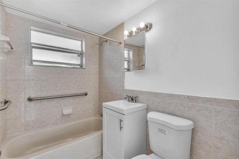 Casa en alquiler en Fort Lauderdale, Florida, 3 dormitorios, 79.06 m2 № 1969351 - foto 28