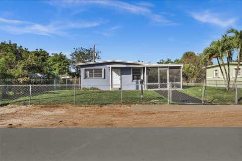 Casa en alquiler en Fort Lauderdale, Florida, 3 dormitorios, 79.06 m2 № 1969351 - foto 1