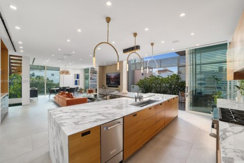 House in Miami Beach, Florida 3 bedrooms, 391.58 sq.m. № 2003423 - photo 7