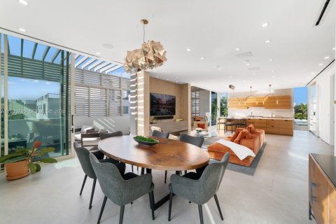 House in Miami Beach, Florida 3 bedrooms, 391.58 sq.m. № 2003423