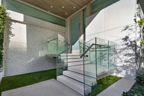 House in Miami Beach, Florida 3 bedrooms, 391.58 sq.m. № 2003423 - photo 28