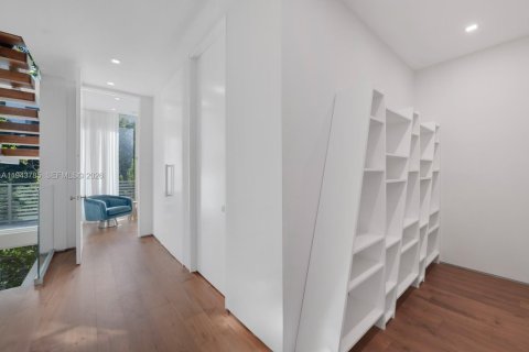 House in Miami Beach, Florida 3 bedrooms, 391.58 sq.m. № 2003423 - photo 26