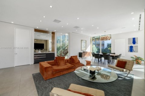 House in Miami Beach, Florida 3 bedrooms, 391.58 sq.m. № 2003423 - photo 6