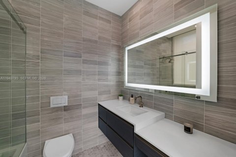 House in Miami Beach, Florida 3 bedrooms, 391.58 sq.m. № 2003423 - photo 22