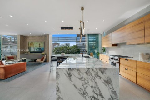 House in Miami Beach, Florida 3 bedrooms, 391.58 sq.m. № 2003423 - photo 12
