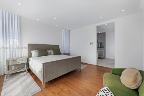 House in Miami Beach, Florida 3 bedrooms, 391.58 sq.m. № 2003423 - photo 16