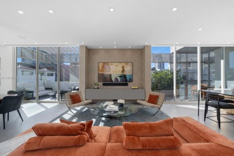 House in Miami Beach, Florida 3 bedrooms, 391.58 sq.m. № 2003423 - photo 3