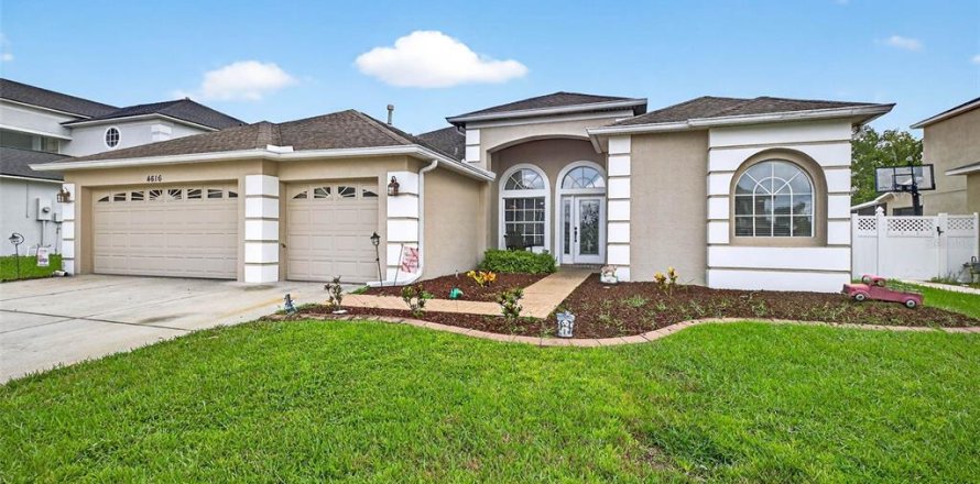 House in Land O' Lakes, Florida 4 bedrooms, 271.09 sq.m. № 1835800