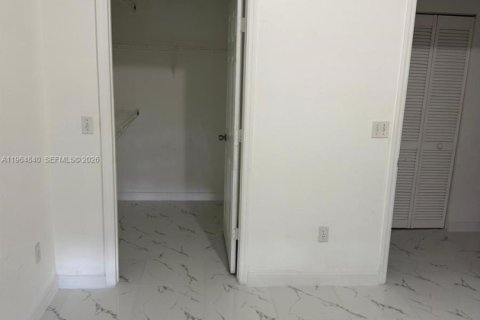 Condominio en alquiler en Royal Palm Beach, Florida, 1 dormitorio № 2026324 - foto 16