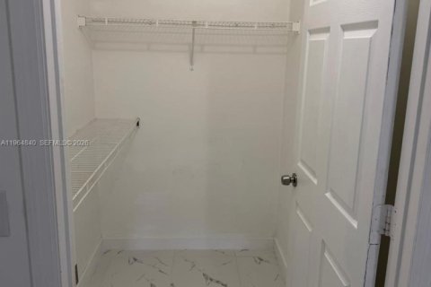 Condominio en alquiler en Royal Palm Beach, Florida, 1 dormitorio № 2026324 - foto 17