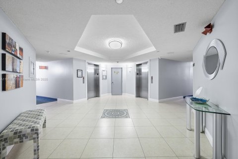 Condo in Pembroke Pines, Florida, 3 bedrooms  № 1968656 - photo 28