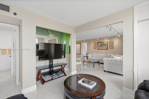 Condo in Pembroke Pines, Florida, 3 bedrooms  № 1968656 - photo 8