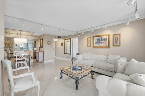 Condo in Pembroke Pines, Florida, 3 bedrooms  № 1968656 - photo 1