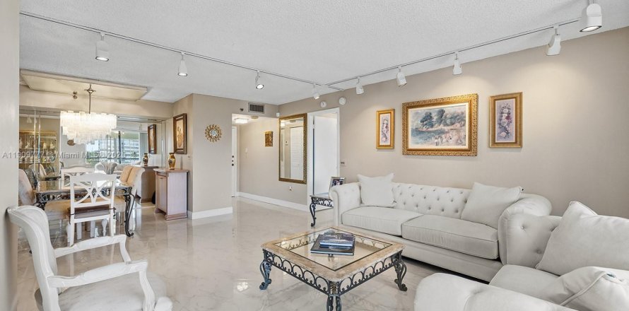 Condo in Pembroke Pines, Florida, 3 bedrooms  № 1968656