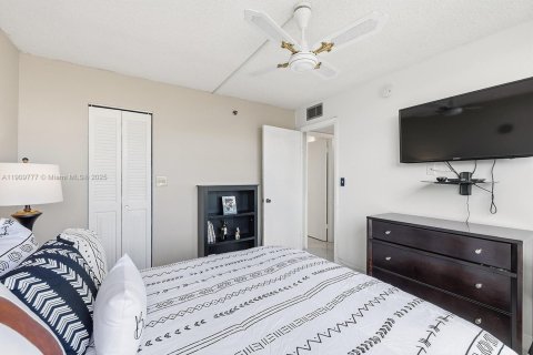 Condo in Pembroke Pines, Florida, 3 bedrooms  № 1968656 - photo 22