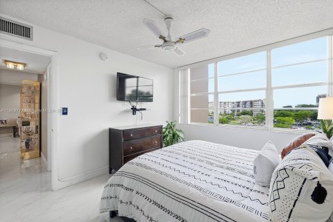 Condo in Pembroke Pines, Florida, 3 bedrooms  № 1968656 - photo 21