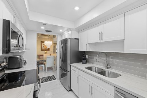 Condo in Pembroke Pines, Florida, 3 bedrooms  № 1968656 - photo 12