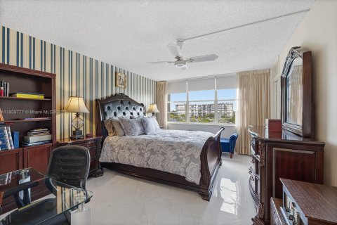 Condo in Pembroke Pines, Florida, 3 bedrooms  № 1968656 - photo 15